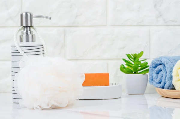 淋浴海绵和洗发水瓶 带有草药肥皂 在明亮的浴室背景内 — 图库照片