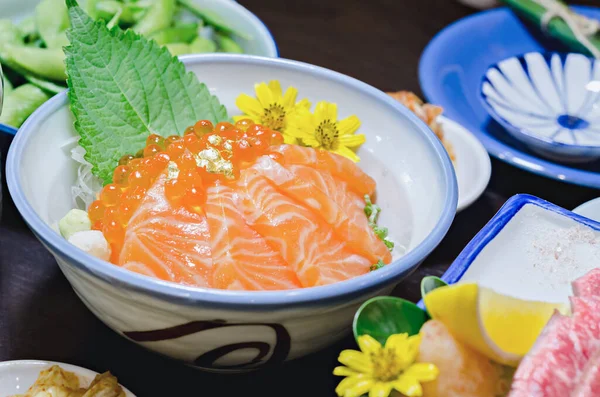 Lachs Sashimi Mit Lachseier Ikura Schüssel Japanischen Restaurant — Stockfoto