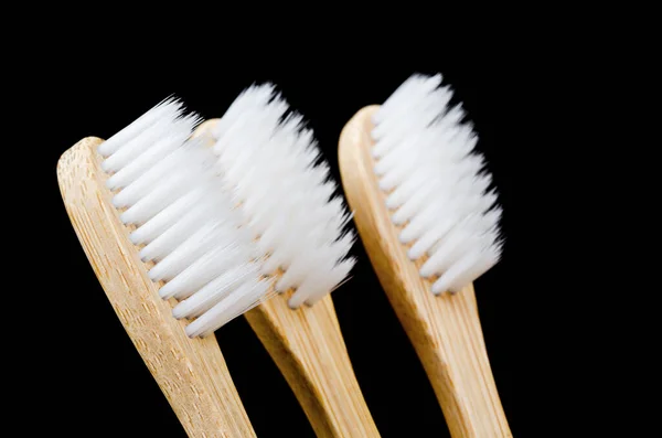 Nahaufnahme Bambus Zahnbürste Auf Schwarzem Hintergrund — Stockfoto