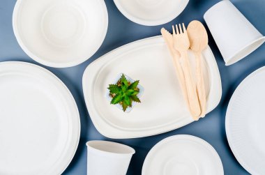 Mutfak gereçleri mavi arka planda yemek için bagassdan yapılmıştır. Çevre dostu kavram.