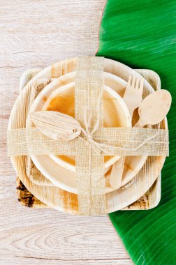 Kurutulmuş betel fındık yaprağı palmiyesinden yapılmış mutfak gereçleri, doğal malzeme. Yeşil ürün çevre dostu konsept.