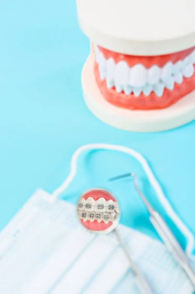 Enfoque Dientes Sanos Blancos Espejo Equipo Dental Con Dientes Modelo — Foto de Stock