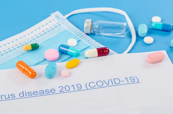 Коронавірусна Хвороба 2019 Року Вакциною Таблетками Синьому Тлі Наукова Концепція — стокове фото