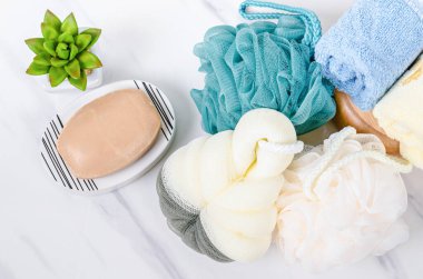 Parlak bir banyo arka planında sabun, duş süngeri..