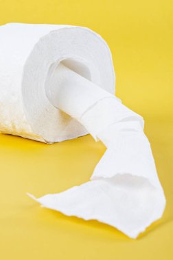 Sarı arka planda kağıt rulo.