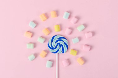 Renkli marşmelov ve şeker renkli pastel arka plan.