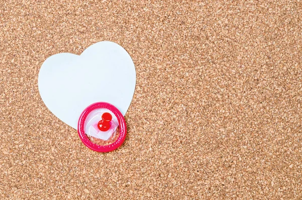 Desempaquetado Condón Rojo Forma Corazón Papel Blanco Con Pin Sobre — Foto de Stock