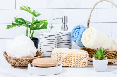 Sıvı sabun ya da mermer zemin üzerinde bitkisel sabun bulunan şampuan için eramik pompa seti..