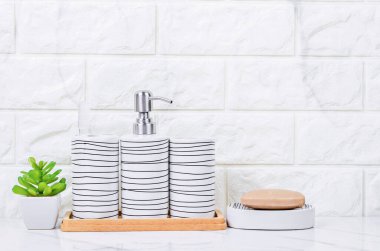 Sıvı sabun ya da mermer zemin üzerinde bitkisel sabun bulunan şampuan için eramik pompa seti..