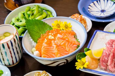 Japon lokantasında somon yumurtası (Ikura) ile somon balığı..