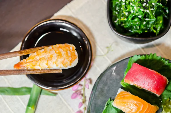 Hand Mit Holzstäbchen Zankt Sushi Japanischem Restaurant — Stockfoto