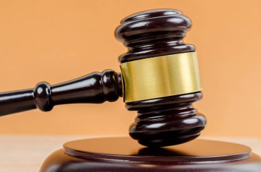 Arka planda hakimin tokmağı var..