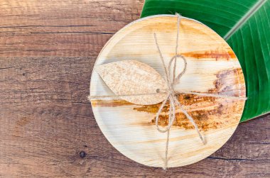 Kurutulmuş betel fındık yaprağı palmiyesinden yapılmış mutfak gereçleri, doğal malzeme. Yeşil ürün çevre dostu konsept.