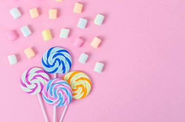 Renkli marşmelov ve şeker renkli pastel arka plan.