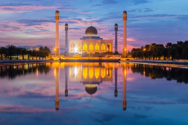 Central Camii, Songkhla Bölgesi, Tayland 'ın güneyindeki güzel günbatımı manzarası.