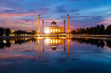 Central Camii, Songkhla Bölgesi, Tayland 'ın güneyindeki güzel günbatımı manzarası.