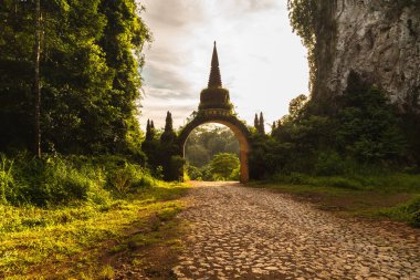 Thailand, Surat Thani 'deki Khao Na Nai Luang Dharma Parkı' nın tapınak kapısı. Görünmeyen Tayland seyahat noktası.
