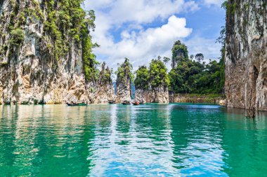 Güzel dağlar göl gölü gökyüzü ve doğal eğlence Ratchaprapha Barajı Khao Sok Ulusal Parkı, Surat Thani Eyaleti, Tayland.