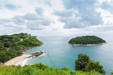 Tayland 'ın Phuket Eyaleti' ndeki tropik plaj ve ada.