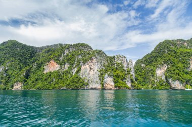 Tayland 'ın Phi phi adasındaki güzel tropik ada körfezi.