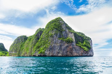 Tayland 'ın Phi phi adasındaki güzel tropik ada körfezi.