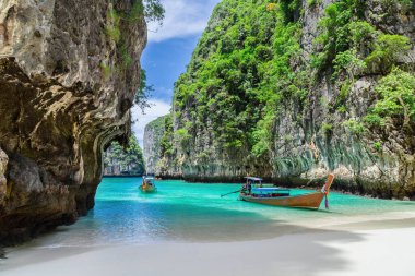 Tayland geleneksel uzun kuyruklu teknesi ve Tayland 'ın Phuket eyaletindeki güzel plaj..