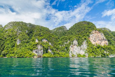 Tayland 'ın Phi phi adasındaki güzel tropik ada körfezi.