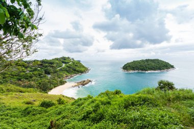 Tayland 'ın Phuket Eyaleti' ndeki tropik plaj ve ada.
