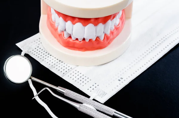 Juego Herramientas Equipamiento Médico Para Dentistas Metal Con Dientes Modelo — Foto de Stock