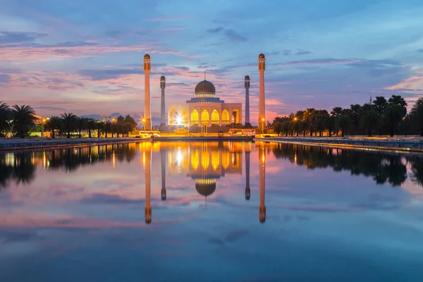 Central Camii, Songkhla Bölgesi, Tayland 'ın güneyindeki güzel günbatımı manzarası.