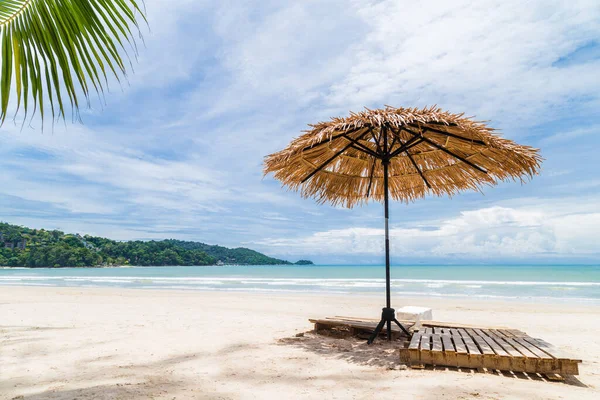 Sonnenschirm Aus Palmblättern Einem Perfekten Weißen Strand Vor Dem Meer — Stockfoto