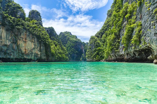 Tayland 'ın Phi phi adasındaki güzel tropik ada körfezi.