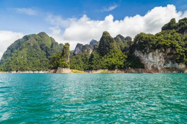Ratchaprapha Barajı 'ndaki güzel dağlar Khao Sok Ulusal Parkı, Surat Thani Eyaleti, Tayland.
