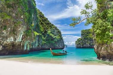 Tayland geleneksel uzun kuyruklu teknesi ve Tayland 'ın Phuket eyaletindeki güzel plaj..