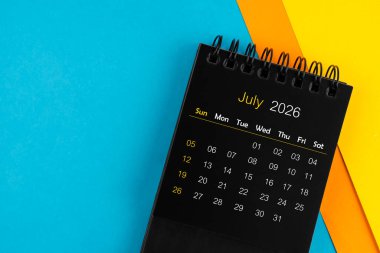 Çoklu arkaplanda Temmuz 2026 için siyah takvim.