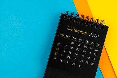 Çoklu arkaplanda Aralık 2026 için siyah takvim.