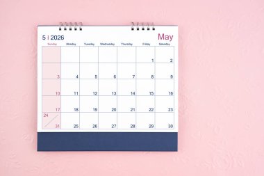 Pembe arka planda Mayıs 2026 masa takviminin tam üstünde.