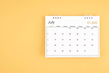 Sarı zemin üzerinde Temmuz 2026 masa takvimi, kopyalama alanı ile konum.