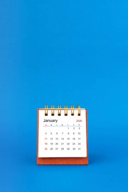 Mavi arkaplanda Ocak 2026 beyaz masa takvimi.