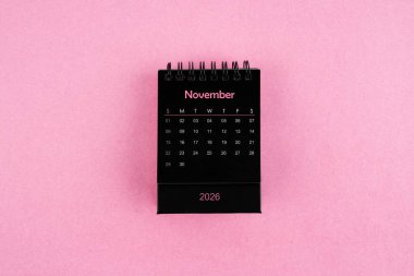 Pembe arka planda Kasım 2026 için siyah takvim.