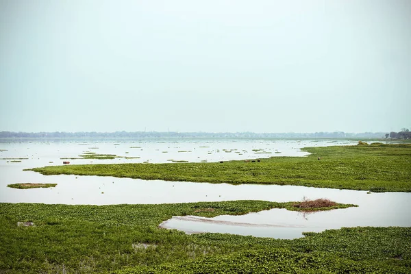 Mandalay bay Myanmar ötesinde huzurlu bir öğleden sonra