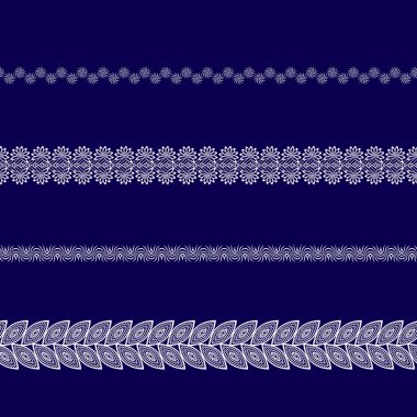 mavi bir arka plan üzerinde beyaz dantel kurdeleler kümesi