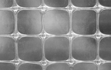 Bükülmüş polietilen filmin dokusu siyah-beyaz.