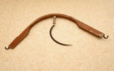 Duvarda asılı bir orak ve ahşap bir boyunduruk, eski bir Rus köyü hayatı.