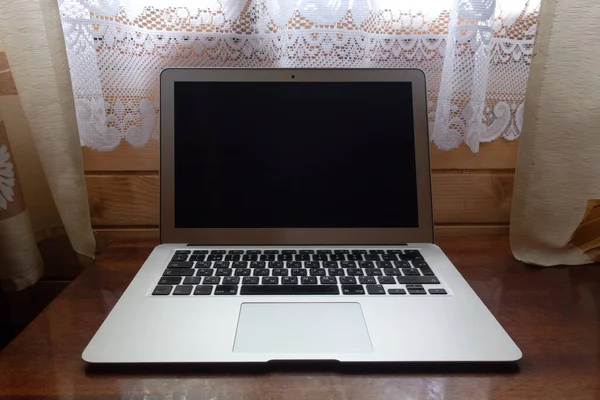 Computer Laptop Thuis Tafel Bij Het Raam — Stockfoto