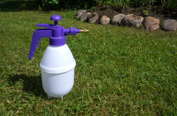 Sprayer Für Den Garten Auf Dem Rasen — Stockfoto