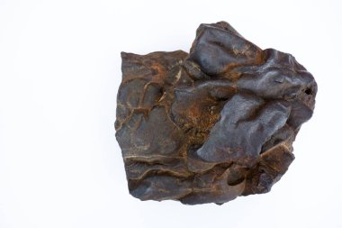 Beyaz izolasyonda erimiş demir cevheri