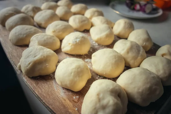 Kuchen Backen Aus Teig Auf Einem Holzbrett — Stockfoto