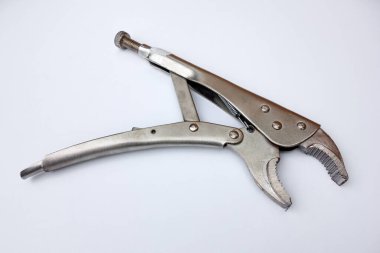 Beyaz izolasyon üzerine metal klavye kullanma kılavuzu