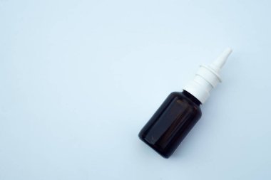 Burnuna sprey sıkılmış cam şişe.